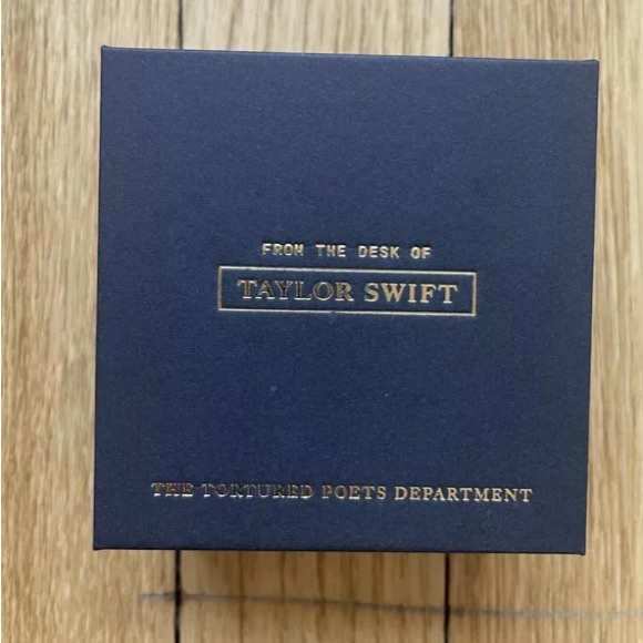 Typed Taylor necklace - Picture 3 of 3